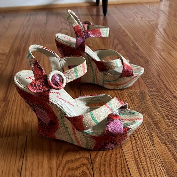 Mutual colored Alice & Olivia leather platform sandals. - Picture 2 of 3
